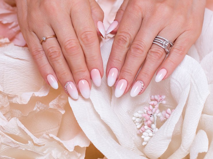 Elegante roséfarbene Nagelmodellage